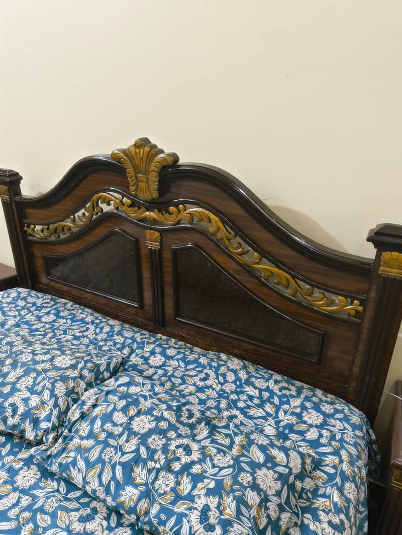 Bed complete set with. side table and dressing table 8