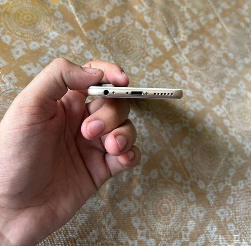 Apple iPhone 6S 4