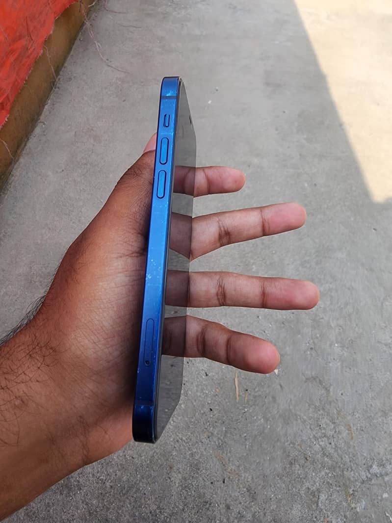 Apple iPhone 12 4