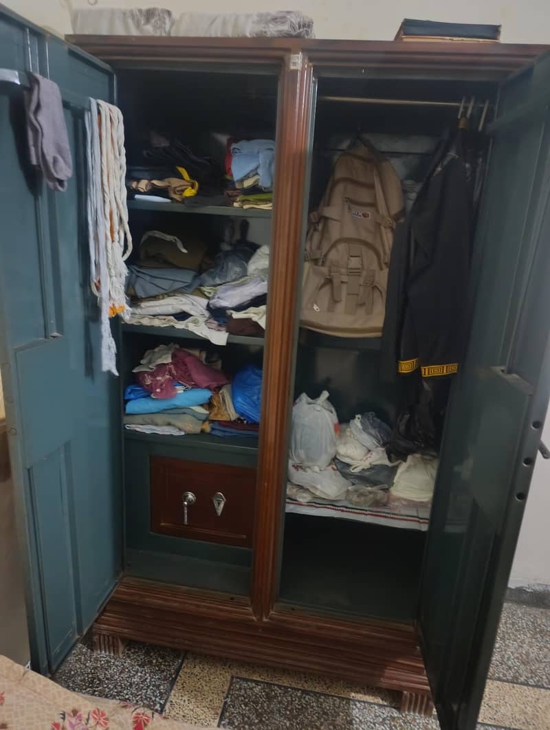 almari 1