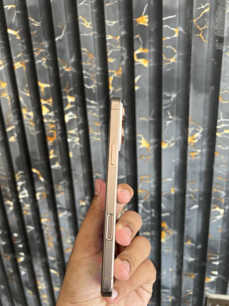 Apple iPhone 16 Pro Max 0