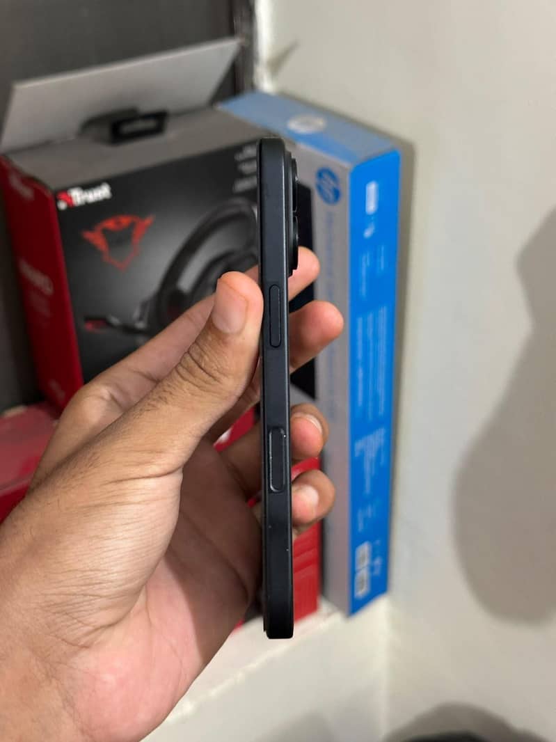 Apple iPhone 16 3