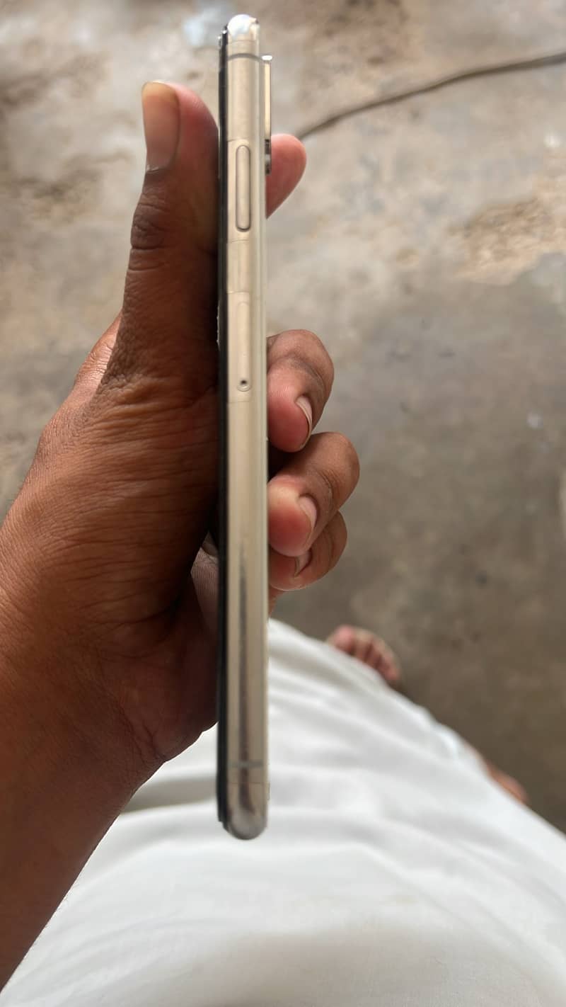 Apple iPhone XS Max 7