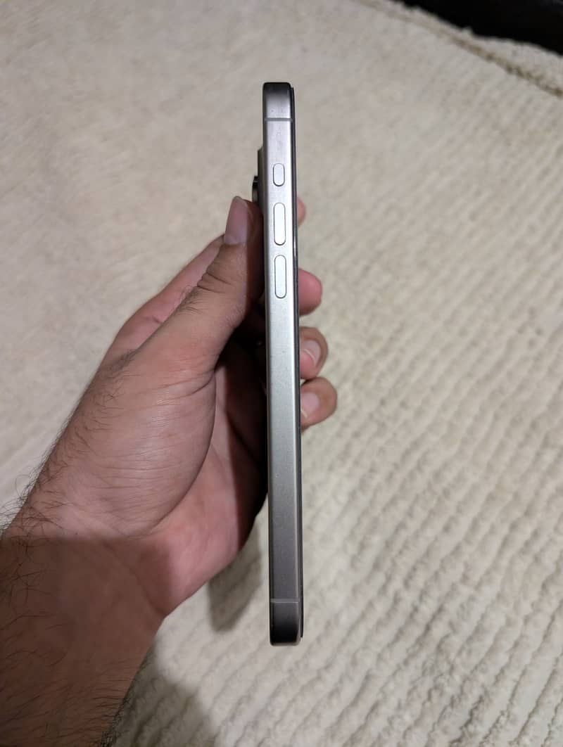 Apple iPhone 15 Pro Max 4
