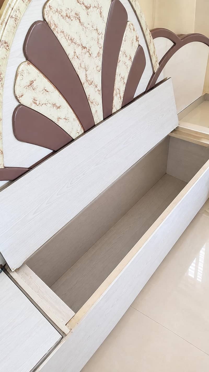 Queen size bed with two side corner 3