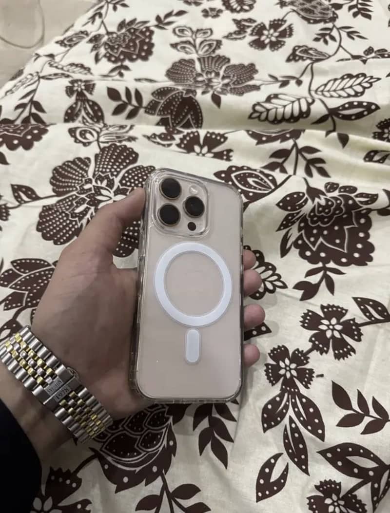 Apple iPhone 16 Pro 0