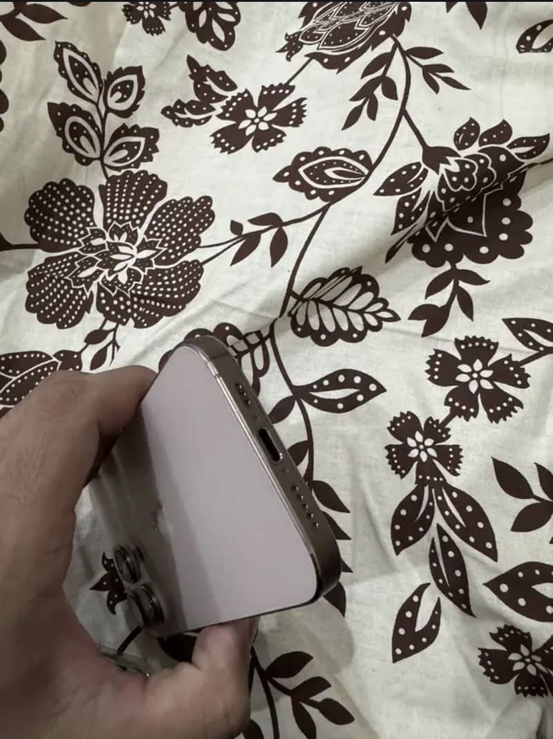 Apple iPhone 16 Pro 2