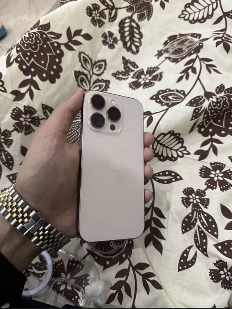 Apple iPhone 16 Pro 4