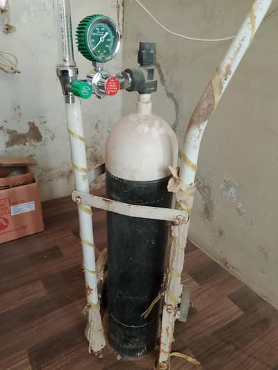 1 Oxygen Cylinder and 2 Regulator