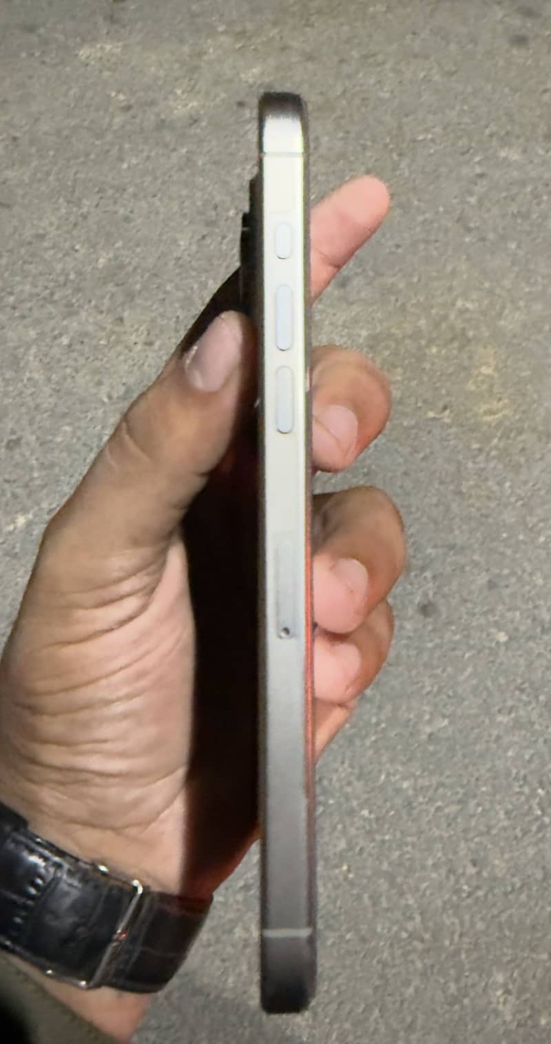 Apple iPhone 15 Pro Max 4