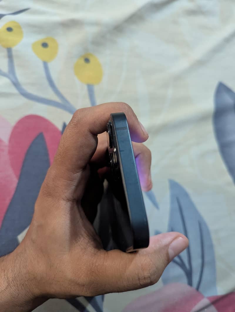 Apple iPhone 13 4