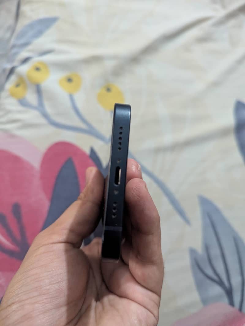 Apple iPhone 13 5