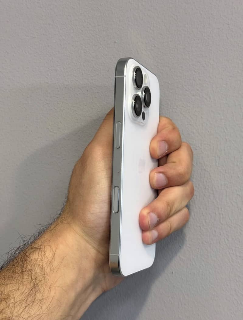 iPhone 16 pro 1