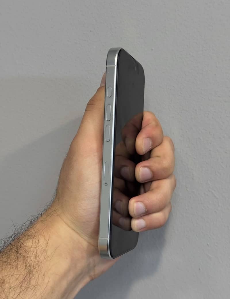 iPhone 16 pro 3
