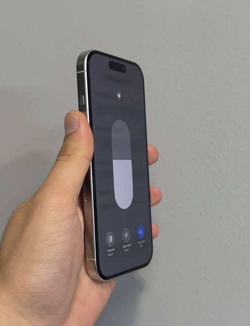 iPhone 16 pro 4
