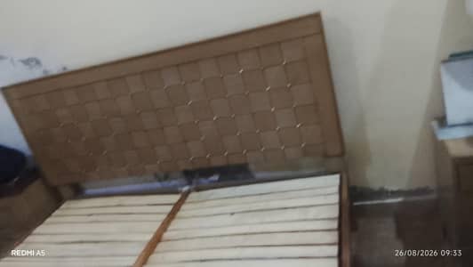 bed set table or bed  bs or Kuch ni hy final price hy.   contact kren