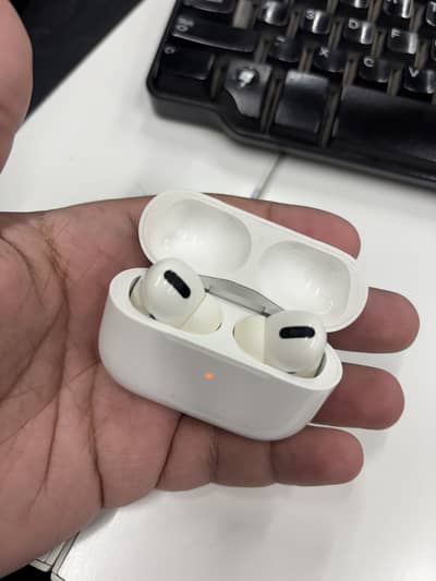 Apple airpods pro 1st Generation  10/9.5