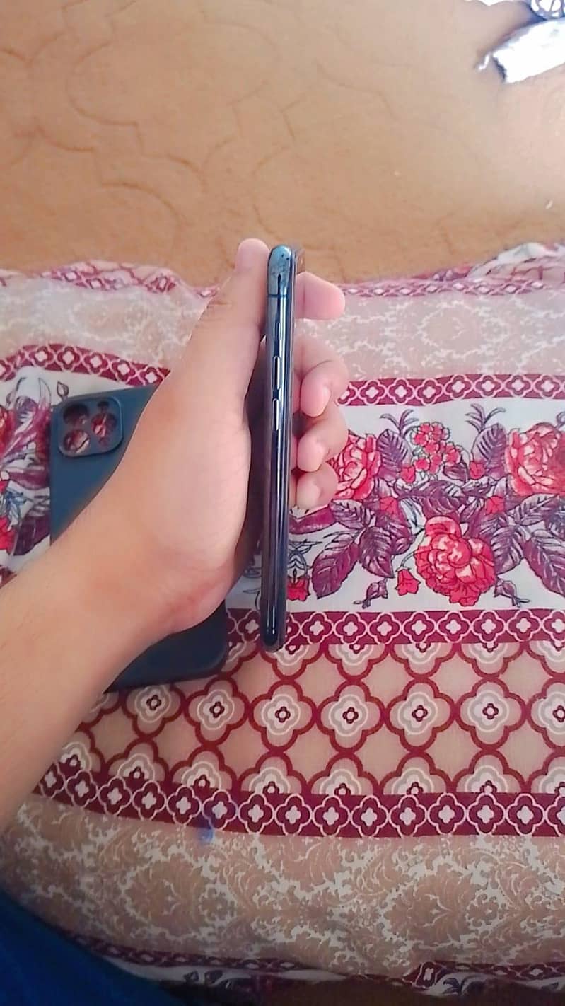 Apple iPhone 11 Pro 2