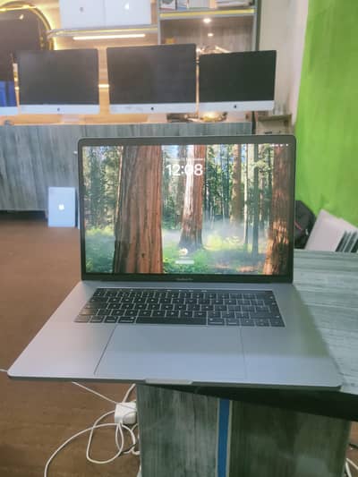 MacBook Pro 2018 15.4" | Core i7 | 16GB RAM | 512GB SSD | 4GB Graphics
