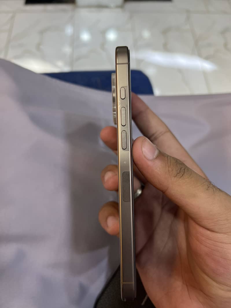Apple iPhone 16 Pro Max 2