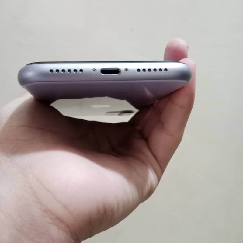 Apple iPhone 11 4