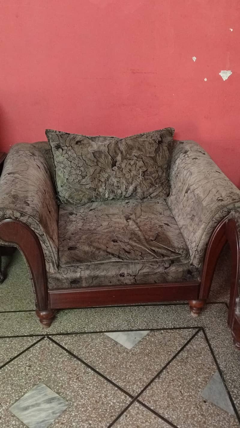 Sofa in Good condition 2