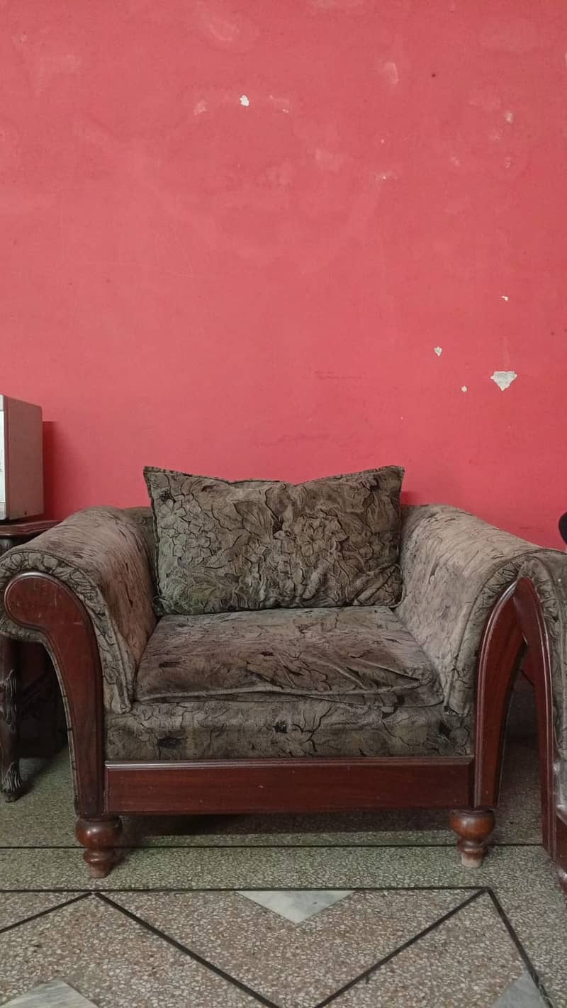 Sofa in Good condition 3