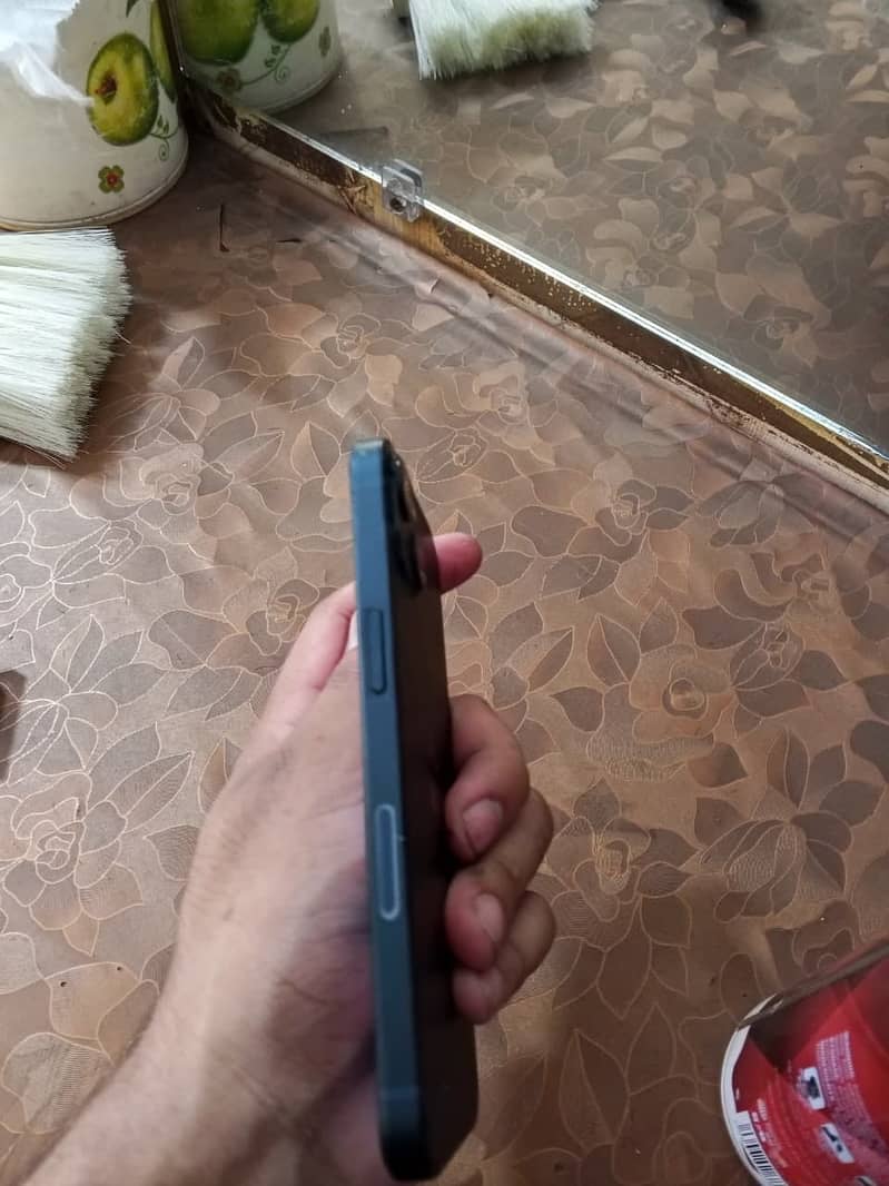Apple iPhone 13 2