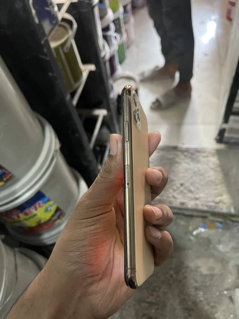 Apple iPhone 11 Pro Max 4