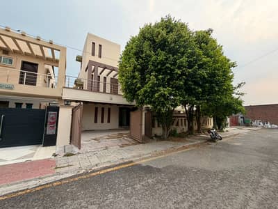 10 MARLA OWNER-BUILT HOUSE FOR SALE PRIME LOCATION GAS AVAILABLE EXCELLENT CONDITION BAHRIA TOWN LAHORE