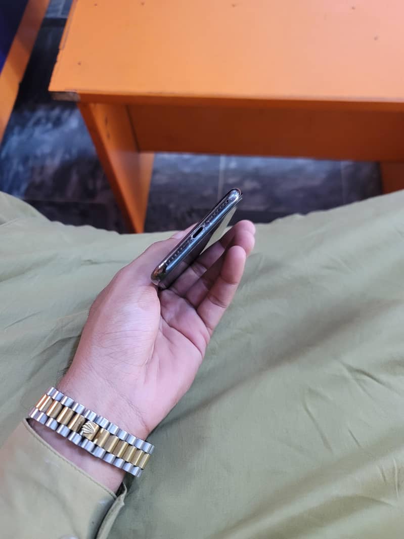 Apple iPhone X 4