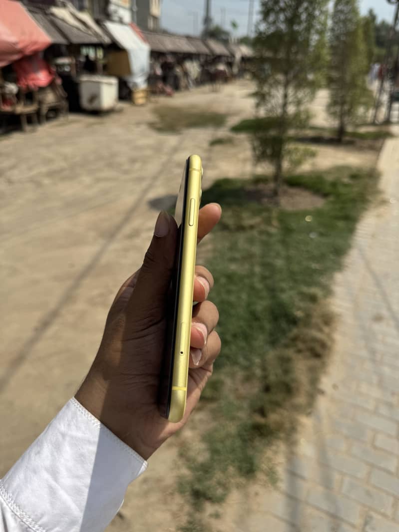 Apple iPhone 11 3