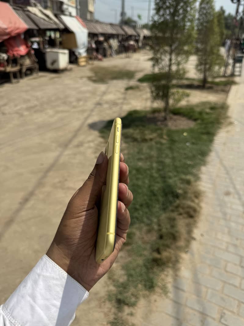 Apple iPhone 11 4
