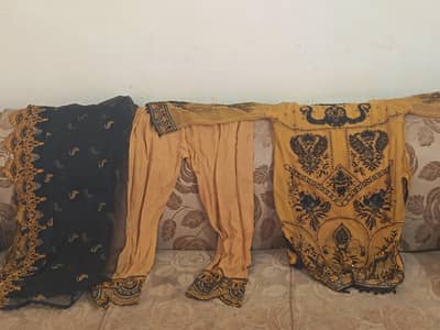 جارجیٹ فینسی سوت تین پیس دو ٹایم یوز  بلکل نیو جیسا فل کام ھوا ھے دوپٹ