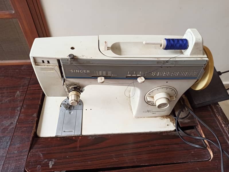Singer sewing machine with table 1