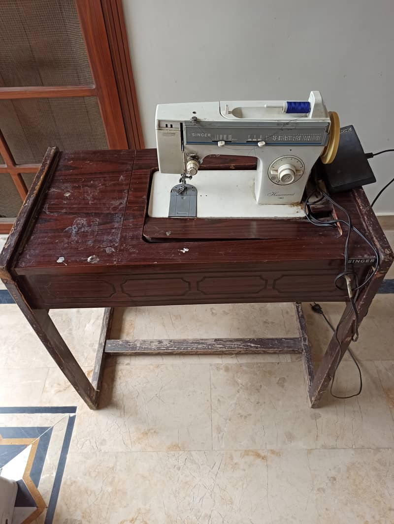 Singer sewing machine with table 2