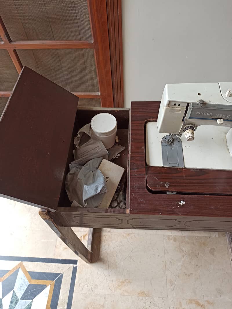 Singer sewing machine with table 3