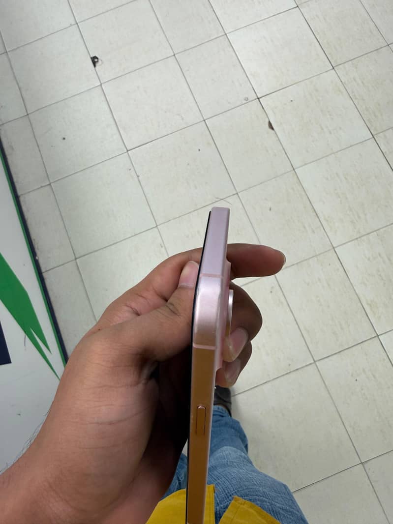Apple iPhone 15 9