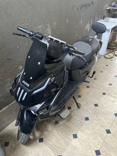 Evee sqube 2026 model black colour