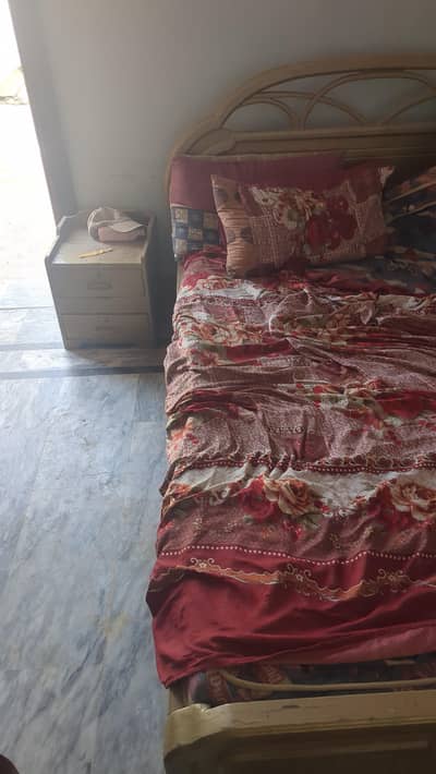 side tabel bhi ha