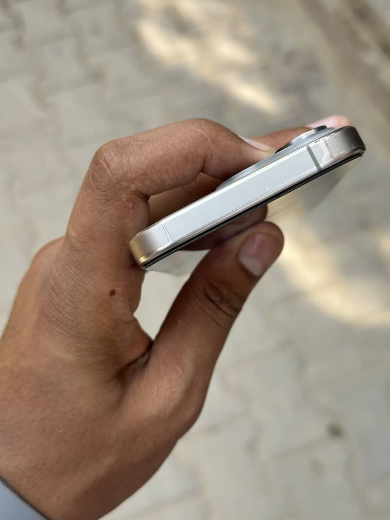 Apple iPhone 15 Pro 3