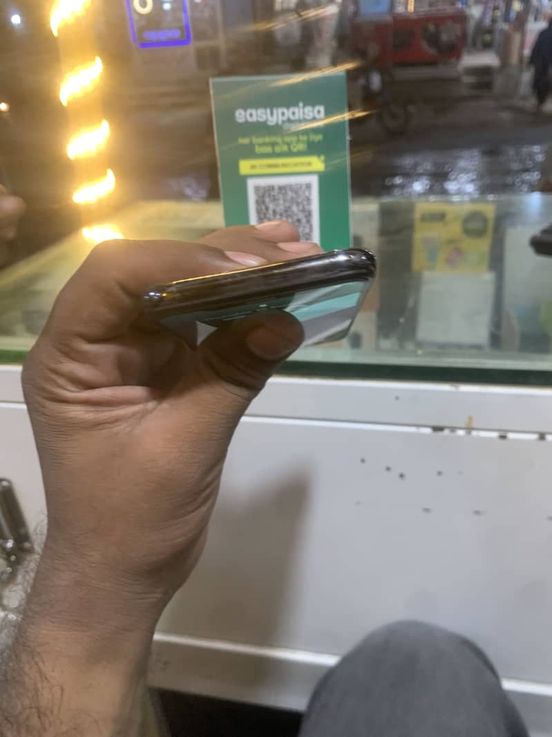 Apple iPhone XS 4