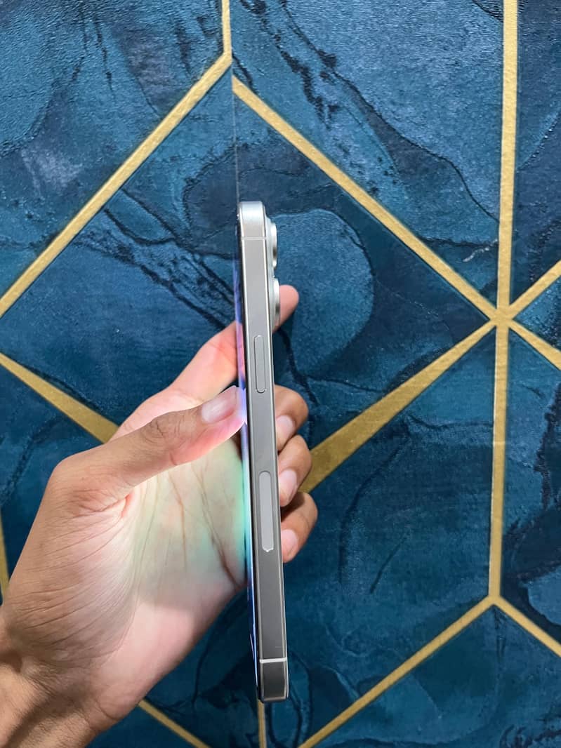 Apple iPhone 15 Pro Max 2