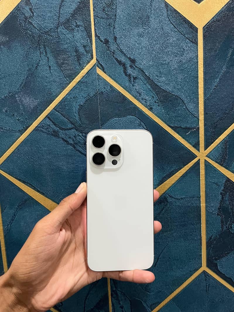 Apple iPhone 15 Pro Max 3