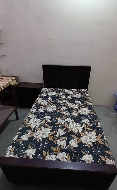 Bed with Metrus