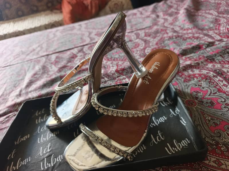 heels. . 0