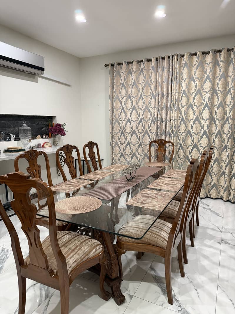 Dining table 0