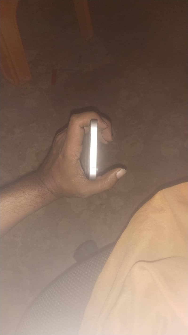 Apple iPhone 16e jv 1