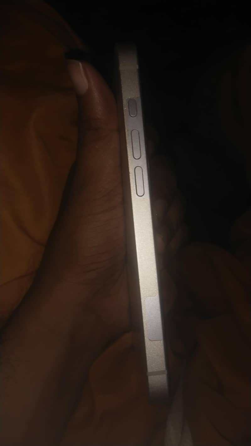 Apple iPhone 16e jv 4