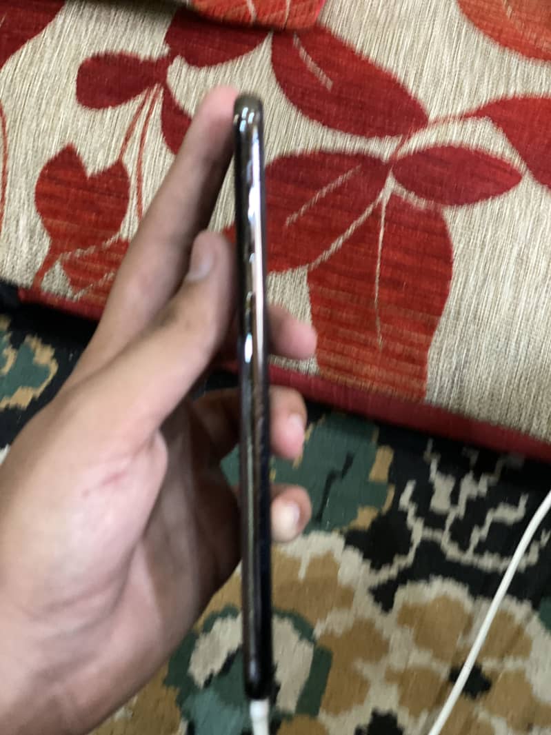 Apple iPhone XS Max 3